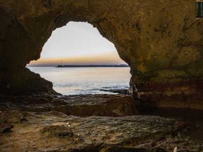 ...dove ci aspetta un primo ambiente illuminato solo dalla scarsa luce solare che passa attraverso una piccola fessura che incornicia il molo del porto in lontananza